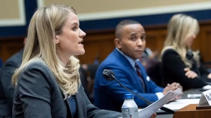 Frances Haugen, cựu nhân viên Facebook, phát biểu trong buổi điều trần của Tiểu ban Thương mại và Năng lượng về Truyền thông và Công nghệ tại Capitol Hill ngày 1/12/2021 tại Washington, DC. Ảnh Brendan Smialowski/AFP