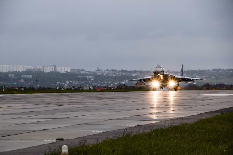 Video: Cận cảnh máy bay tim kích MiG-29UMT Nga huấn luyện