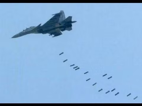 Video: Cận cảnh máy bay Su-24, Su-35 Nga không kích