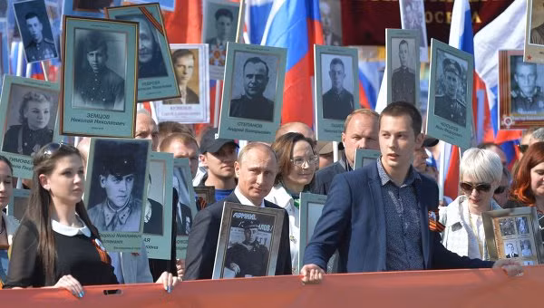Tổng thống V.Putin tham gia đoàn diễu hành “Trung đoàn Bất tử“