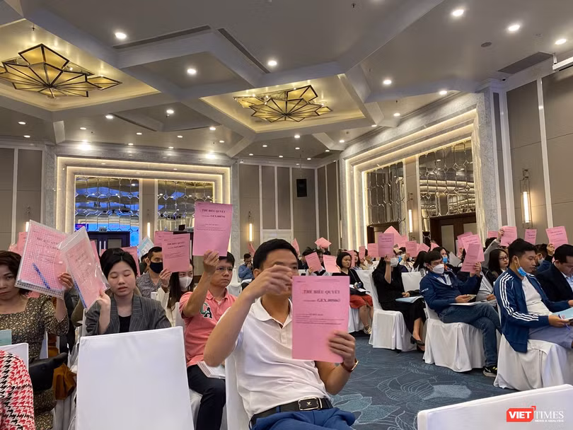 Các cổ đông biểu quyết thông qua chương trình, quy chế đại hội