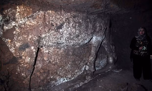 Bà Layla Salih, Trưởng phòng Đồ cổ của tỉnh Nineveh (thủ phủ là Mosul) đứng cạnh các hiện vật mới được phát hiện. Ảnh Aris Messinis/AFP/Getty Images