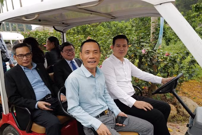 Ông Phạm Văn Tam cùng ông Lê Như Toản – Chủ tịch HĐQT T&amp;T 159 Group đưa quan khách tham quan trang trại bằng xe điện (Ảnh: VNExpress)