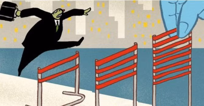 Chủ tịch HSBC - Douglas Flint cũng thông báo hãng đang cân nhắc chuyển trụ sở khỏi Anh. Ảnh: Economist