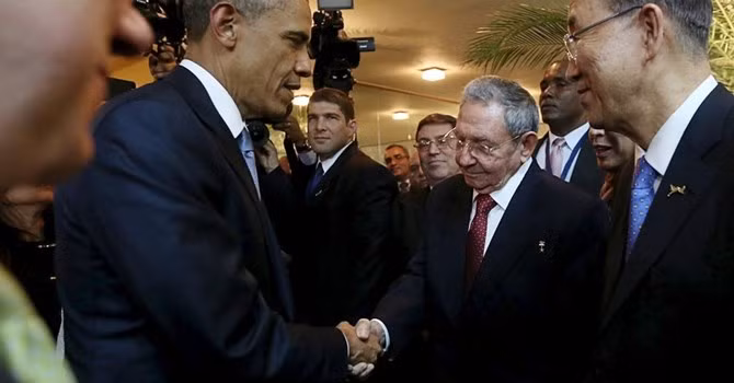 Tổng thống Mỹ Barack Obama bắt tay Chủ tịch Raoul Castro tại thượng đỉnh Châu Mỹ, Panama ngày 10/04/2015 - REUTERS