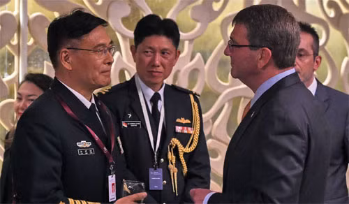 Đô đốc Tôn Kiến Quốc (trái) và Bộ trưởng Quốc phòng Mỹ Ashton Carter (phải) tại Đối thoại Shangri-La cuối tuần qua. Ảnh: WSJ