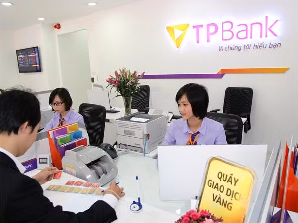 Ngân hàng áp lãi cao cắt cổ với thẻ tín dụng