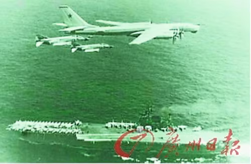 F - 14 Mỹ chặn đầu Tu - 95 Nga. 