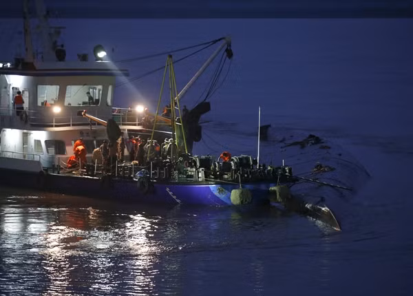 Tàu và nhân viên cứu hộ hoạt động ở nơi tàu Ngôi sao phương Đông chìm. Ảnh: Reuters.