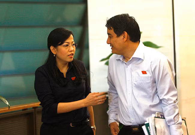 Bí thư Thứ nhất Trung ương Đoàn Nguyễn Đắc Vinh tại hành lang Quốc hội (ảnh: Việt Hưng).