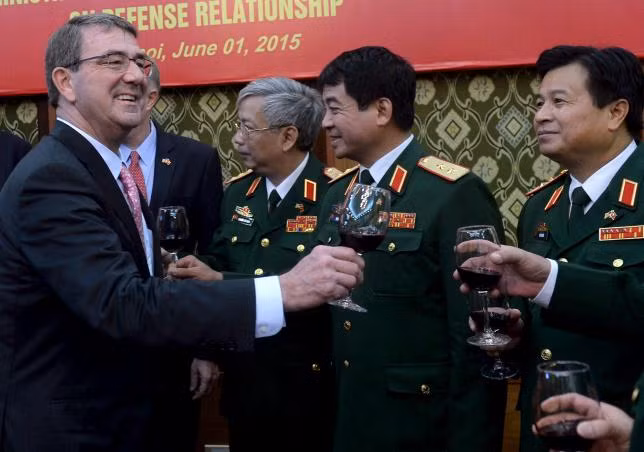 Bộ trưởng Quốc phòng Mỹ Carter và các tướng lĩnh quân đội Việt Nam sau lễ ký Tuyên bố tầm nhìn chung quốc phòng Việt - Mỹ sáng nay.