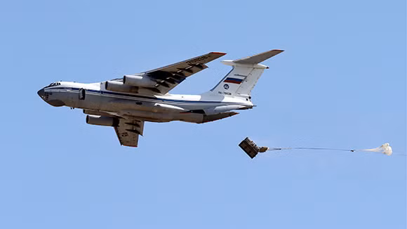Máy bay vận tải hạng nặng IL-76 thả hàng viện trợ cho quân đội Syria ở Deir Ezzor