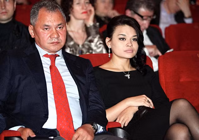 Hai cha con bộ trưởng Shoigu rất gần gũi và thường xuất hiện tại nhiều sự kiện