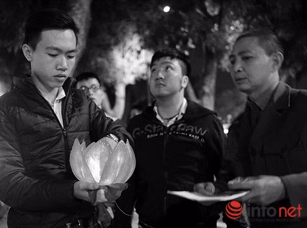 Người dân thả hoa đăng tri ân Đại tướng Võ Nguyên Giáp ảnh 11