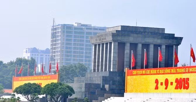 Dự án số 8B Lê Trực có chiều cao bất thường khi nhìn từ phía quảng trường Ba Đình.