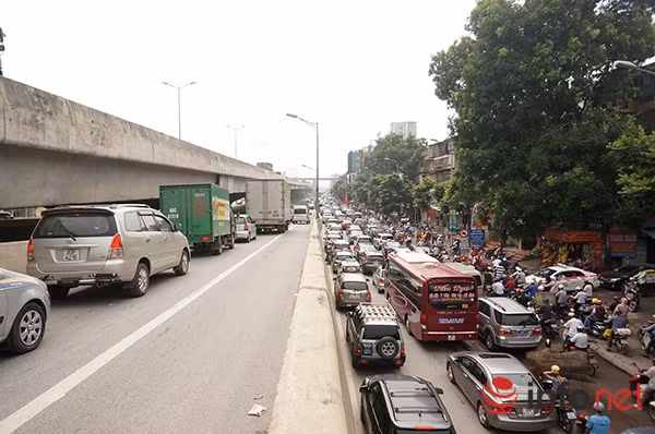 Hà Nội: Nhiều tuyến đường tê liệt suốt sáng vì ùn tắc ảnh 10