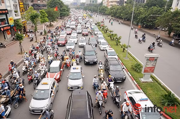 Hà Nội: Nhiều tuyến đường tê liệt suốt sáng vì ùn tắc ảnh 6