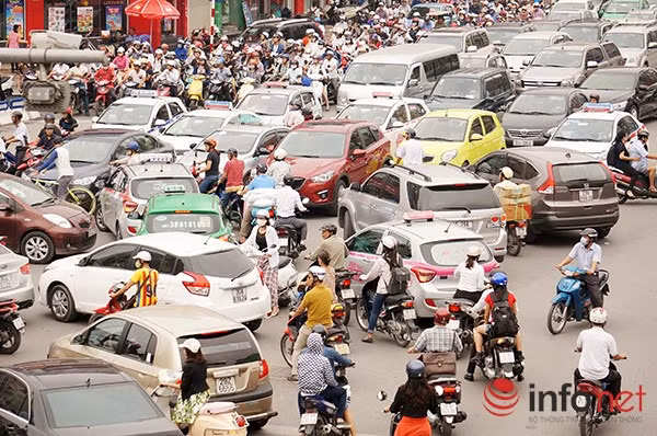 Hà Nội: Nhiều tuyến đường tê liệt suốt sáng vì ùn tắc ảnh 9