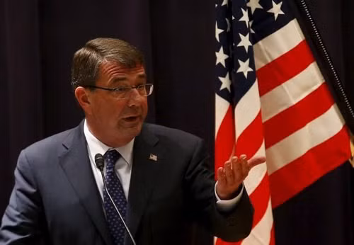 Bộ trưởng Quốc phòng Mỹ Ash Carter phát biểu trong buổi họp báo tại Bộ Quốc phòng Nhật ở thủ đô Tokyo ngày 8.4.2015 - Ảnh: Reuters