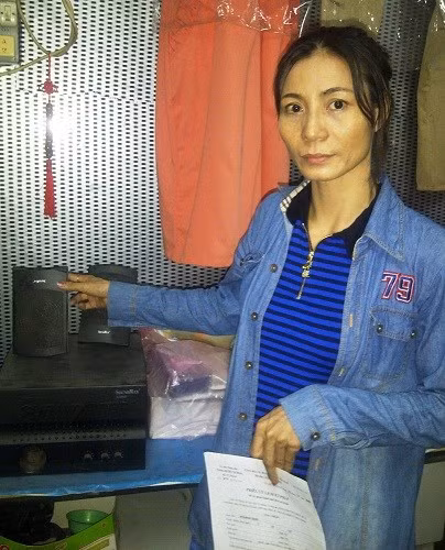 Bà Ngọt bên một trong ba bộ loa cũ do người chồng mang về từ Nhật.