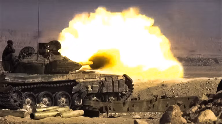 Xe tăng quân đội Syria tấn công chiến tuyến của lực lượng Hồi giáo cực đoan. Ảnh minh họa: South Front.
