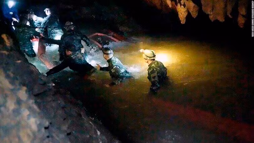 Lực lượng cứu hộ tìm kiếm trong hệ thống hang động như "mê cung" ngày 2/7. Ảnh: CNN Lực lượng cứu hộ tìm kiếm trong hệ thống hang động như "mê cung" ngày 2/7. Ảnh: CNN