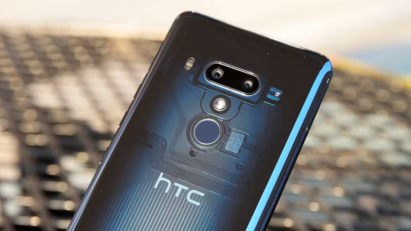 Nội thất bên trong có thể nhìn thấy qua mặt lưng trong suốt của U12+. Ảnh: Gizmodo