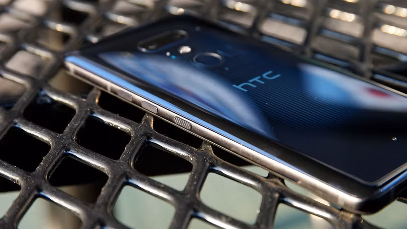 Cụm phím giả bố trí trên viền của HTC U12+. Ảnh: Gizmodo