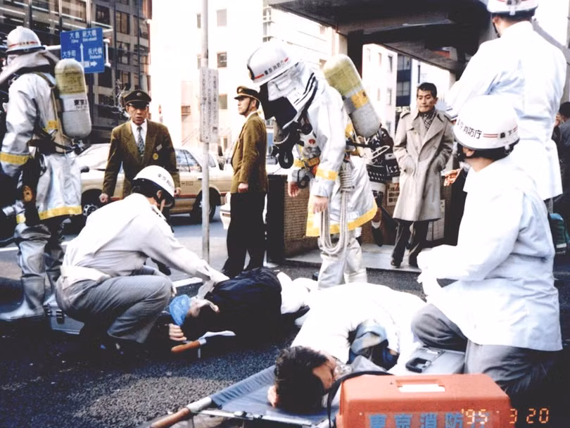 Vụ tấn công bằng khí độc Sarin tại Tokyo năm 1995 khiến 13 người thiệt mạng và hơn 6.000 người bị thương. Ảnh: Independent Vụ tấn công bằng khí độc Sarin tại Tokyo năm 1995 khiến 13 người thiệt mạng và hơn 6.000 người bị thương. Ảnh: Independent