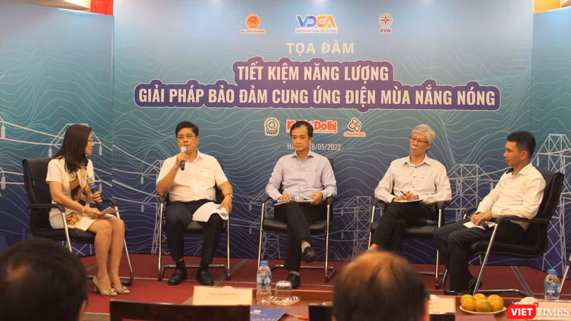 Toàn cảnh toạ đàm “Tiết kiệm năng lượng - Giải pháp bảo đảm cung ứng điện mùa nắng nóng” do CLB Cafe Số tổ chức (Ảnh: VL) Toàn cảnh toạ đàm “Tiết kiệm năng lượng - Giải pháp bảo đảm cung ứng điện mùa nắng nóng” do CLB Cafe Số tổ chức (Ảnh: VL)