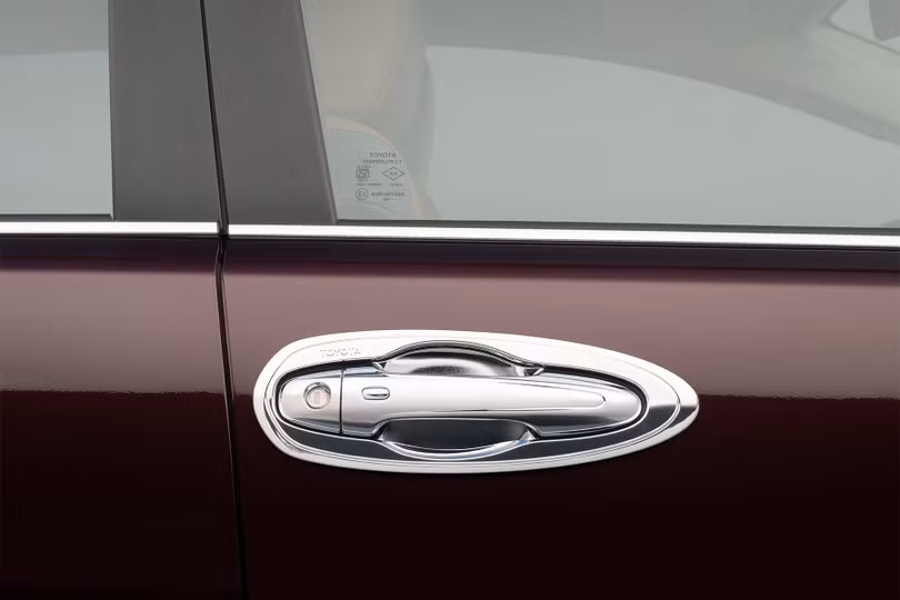 op-tay-cua-toyota-innova.jpeg