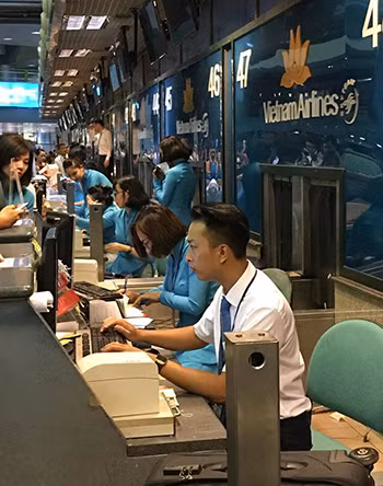 Các nhân viên sân bay phải làm thủ tục hàng không bằng thủ công, toàn bộ màn hình, mạng nội bộ đã bị tắt. Ảnh: Hùng Sơn. Các nhân viên sân bay phải làm thủ tục hàng không bằng thủ công, toàn bộ màn hình, mạng nội bộ đã bị tắt. Ảnh: Hùng Sơn.