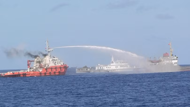 Tàu Trung Quốc phun vòi rồng vào tàu Việt Nam trong sự kiện giàn khoan Hải Dương 981