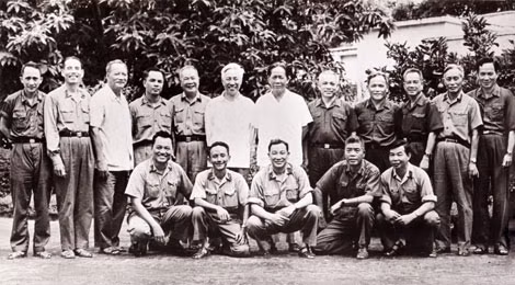 Tổng Bí thư Lê Duẩn (đứng thứ 6 từ phải sang) và đồng chí Lê Đức Anh (đứng ngoài cùng bên phải) cùng các đồng chí lãnh đạo cao cấp tại Hội nghị tổng kết Chiến dịch Hồ Chí Minh, giải phóng hoàn toàn miền Nam - thống nhất đất nước (Đà Lạt 1975). Ảnh tư liệu. Tổng Bí thư Lê Duẩn (đứng thứ 6 từ phải sang) và đồng chí Lê Đức Anh (đứng ngoài cùng bên phải) cùng các đồng chí lãnh đạo cao cấp tại Hội nghị tổng kết Chiến dịch Hồ Chí Minh, giải phóng hoàn toàn miền Nam - thống nhất đất nước (Đà Lạt 1975). Ảnh tư liệu.