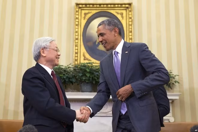Tổng Bí thư Nguyễn Phú Trọng và Tổng thống Hoa Kỳ Barack Obama bắt tay nhau sau cuộc hội đàm tại Phòng Bầu dục của Nhà Trắng tại thủ đô Washington D.C