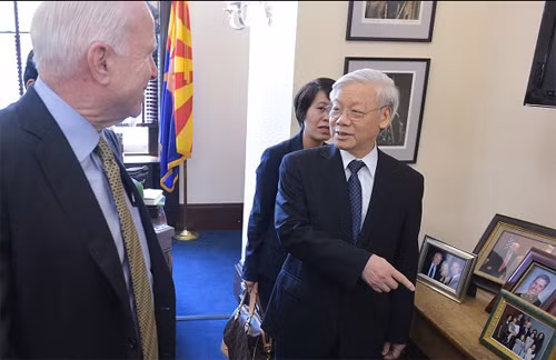 Khi Thượng nghị sĩ quyền lực John McCain “níu áo” Tổng Bí thư ảnh 4