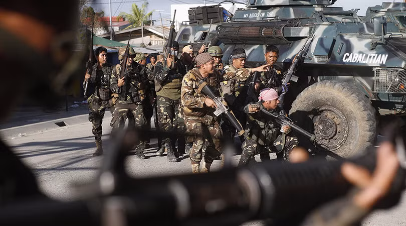 Binh sĩ Philippines tiến công với xe bọc thép trong thành phố Marawi