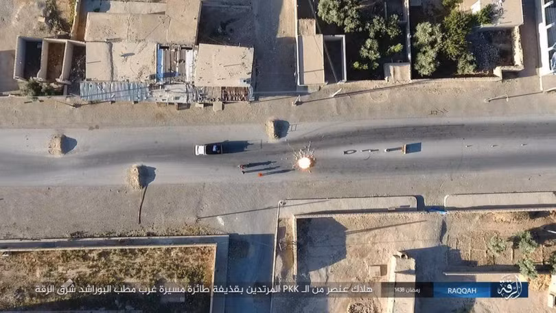 Chiến sự Syria: SDF tấn chiếm 4 quận ngoại ô “thủ đô” IS (video) ảnh 6
