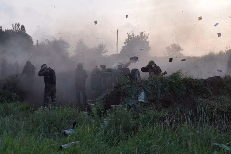 Binh sĩ Ukraine pháo kích vào vùng Donbass
