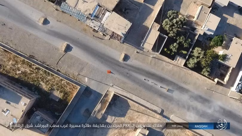 Chiến sự Syria: SDF tấn chiếm 4 quận ngoại ô “thủ đô” IS (video) ảnh 5