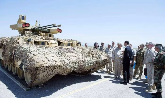  Tổng thống Syria Bashar al-Assad đang nghe giới thiệu về xe yểm trợ hỏa lực BMPT Terminator - 2