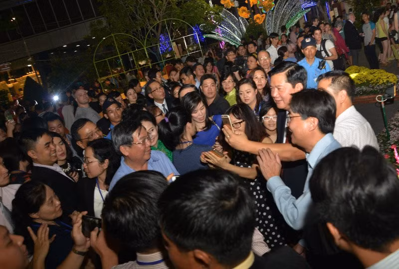 Tân Bí thư Đinh La Thăng dạo đường hoa, chụp selfie với người Sài Gòn ảnh 6
