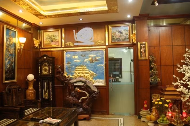 Đại gia Việt chơi ngông mạ vàng siêu xe, căn hộ, biệt thự ảnh 1