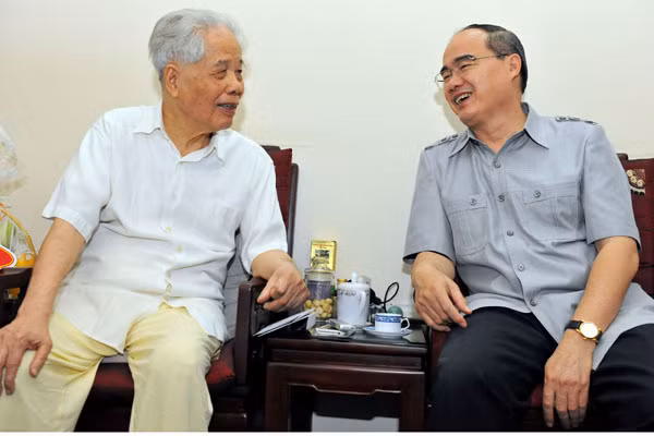 Nguyên Tổng Bí thư Đỗ Mười và Chủ tịch Ủy ban T.Ư MTTQ Việt Nam Nguyễn Thiện Nhân