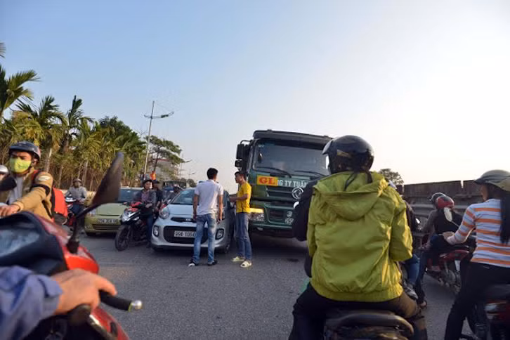 Ùn tắc “trên từng cây số”, dân băng đồng tìm đường về Hà Nội, TPHCM ảnh 2 Ùn tắc “trên từng cây số”, dân băng đồng tìm đường về Hà Nội, TPHCM ảnh 2