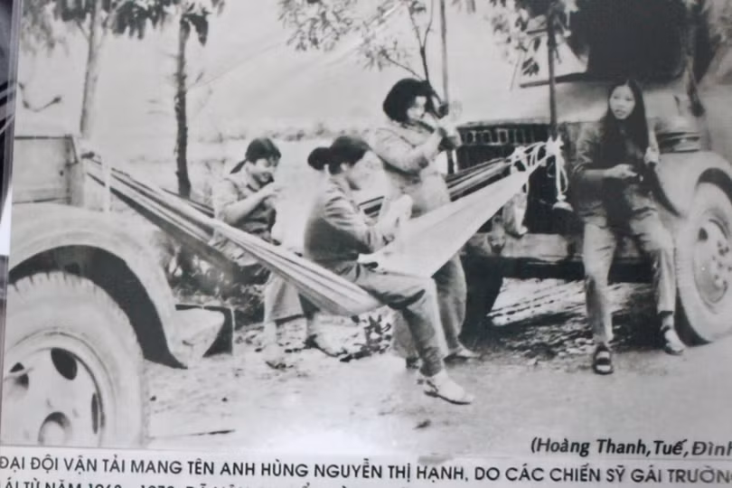 Nữ lái xe Nguyễn Thị Tuế ngồi trên võng, hàng đầu