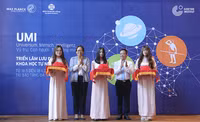 Triển lãm khoa học “Vũ trụ - Con người - Trí thông minh” tạo sức hút ở Đà Nẵng ảnh 2 Ông Huỳnh Đình Quốc Thiện, Giám đốc Bảo tàng Đà Nẵng và bà Thái Mai Lan, Viện trưởng Viện Goethe thành phố Hồ Chí Minh tại nghi lễ khai mạc triển lãm