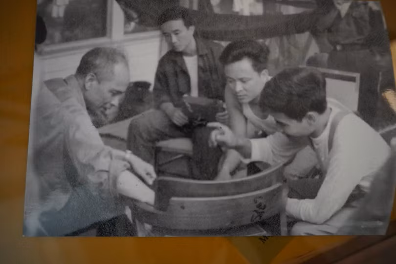 Trước giờ xuất kích, Tư lệnh Quân chủng PK -KQ Lê Văn Tri (bên trái) vẫn ung dung đánh cờ với phi đội trưởng Nguyễn Văn Lục (bên phải) chiều ngày 28.4.1975 tại sân bay Thành Sơn