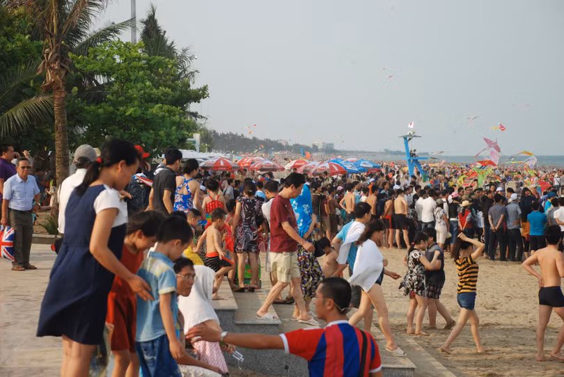 Hè về trên bãi biển Sầm Sơn