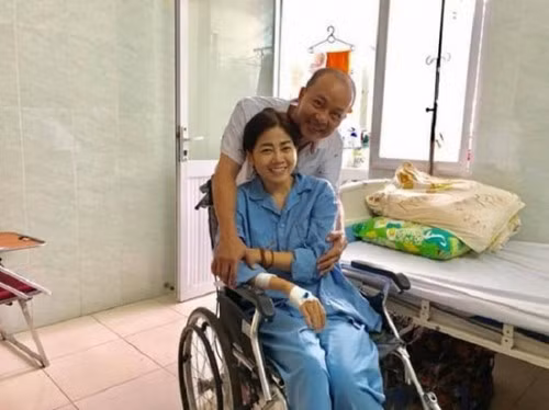 Các nghệ sĩ đến thăm Mai Phương. Ảnh: Đời sống pháp luật Các nghệ sĩ đến thăm Mai Phương. Ảnh: Đời sống pháp luật